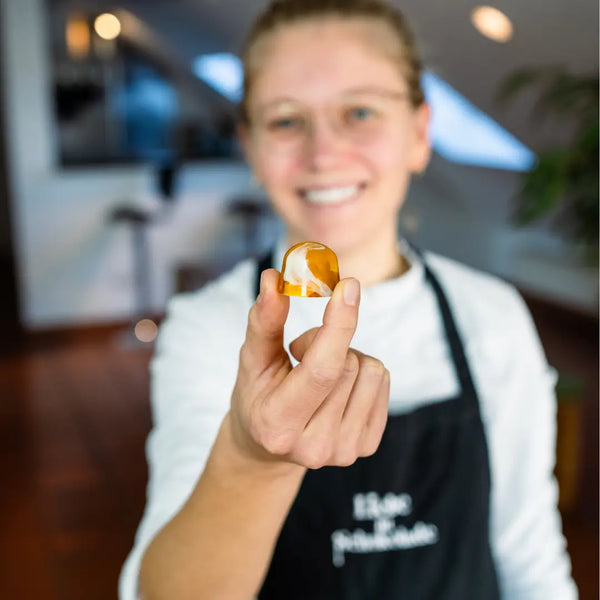 Elena Seger mit handbemalten Pralinen